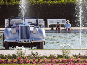 RETRO Classics Meets Barock 2015 - Rolls-Royce Silver Cloud II vor dem Springbrunnen am Schloss Ludwigsburg